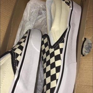 I’m selling a pair of new vans